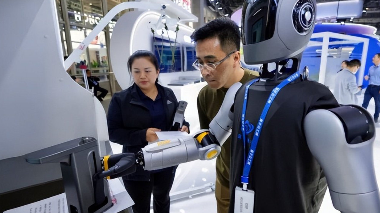 云玺量子迈向三体协同办公：人、量子云柜与机器人共掌量子云印章