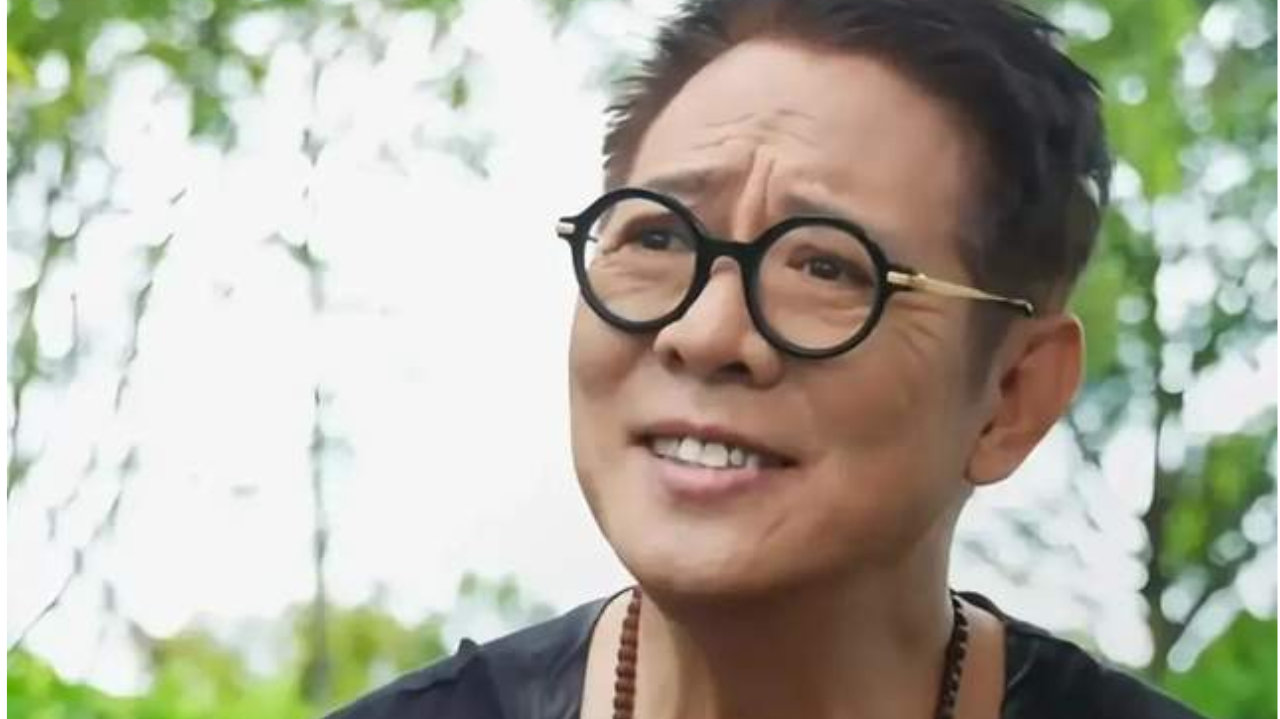 李连杰回应换心换血传闻，表情很丰富也很夸张，抬头纹一层又一层