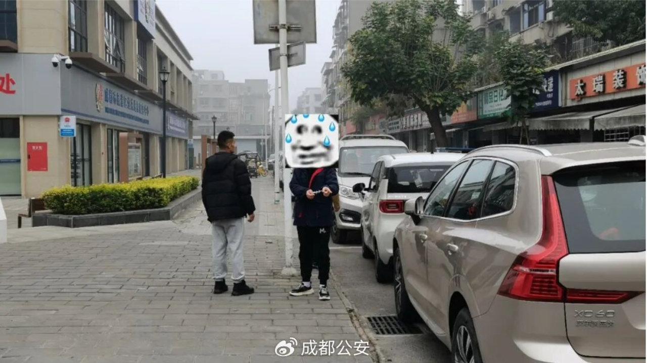 深夜，两男子在新津街头张贴“小黄卡”？抓！