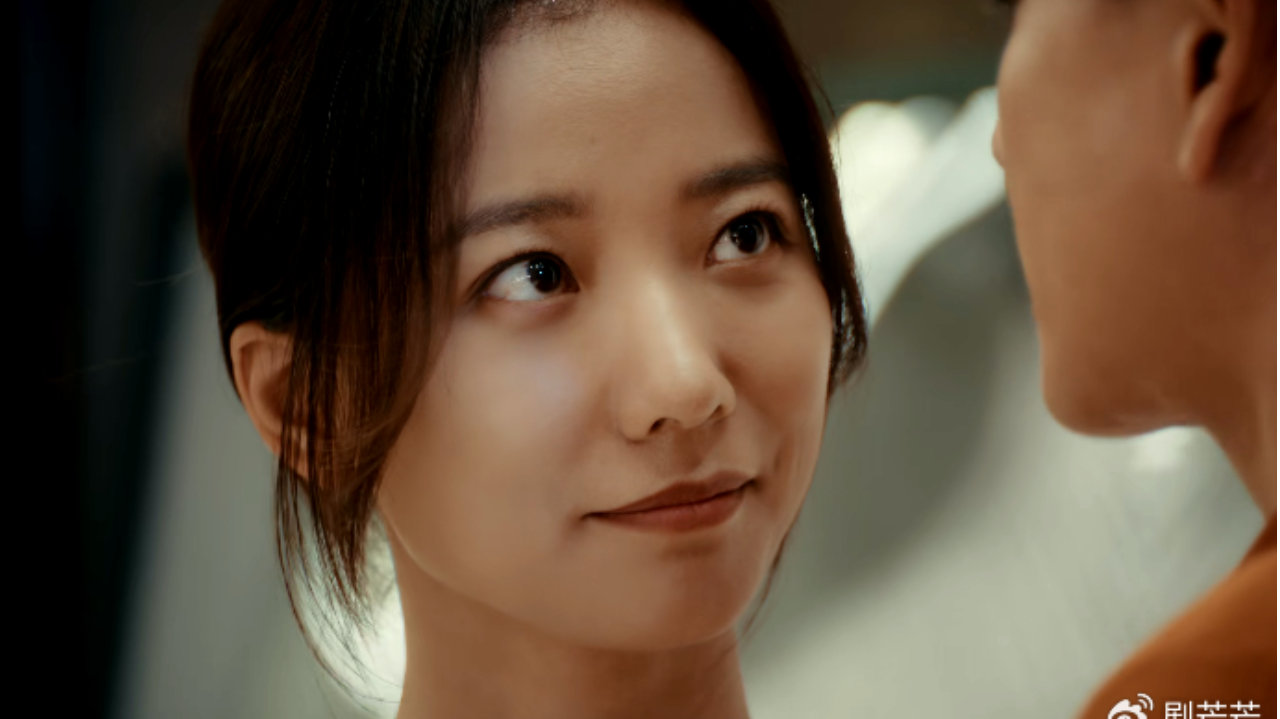 一脸苦相的王珞丹究竟算不算美女？看看她跟42岁蒋欣同框就知道了