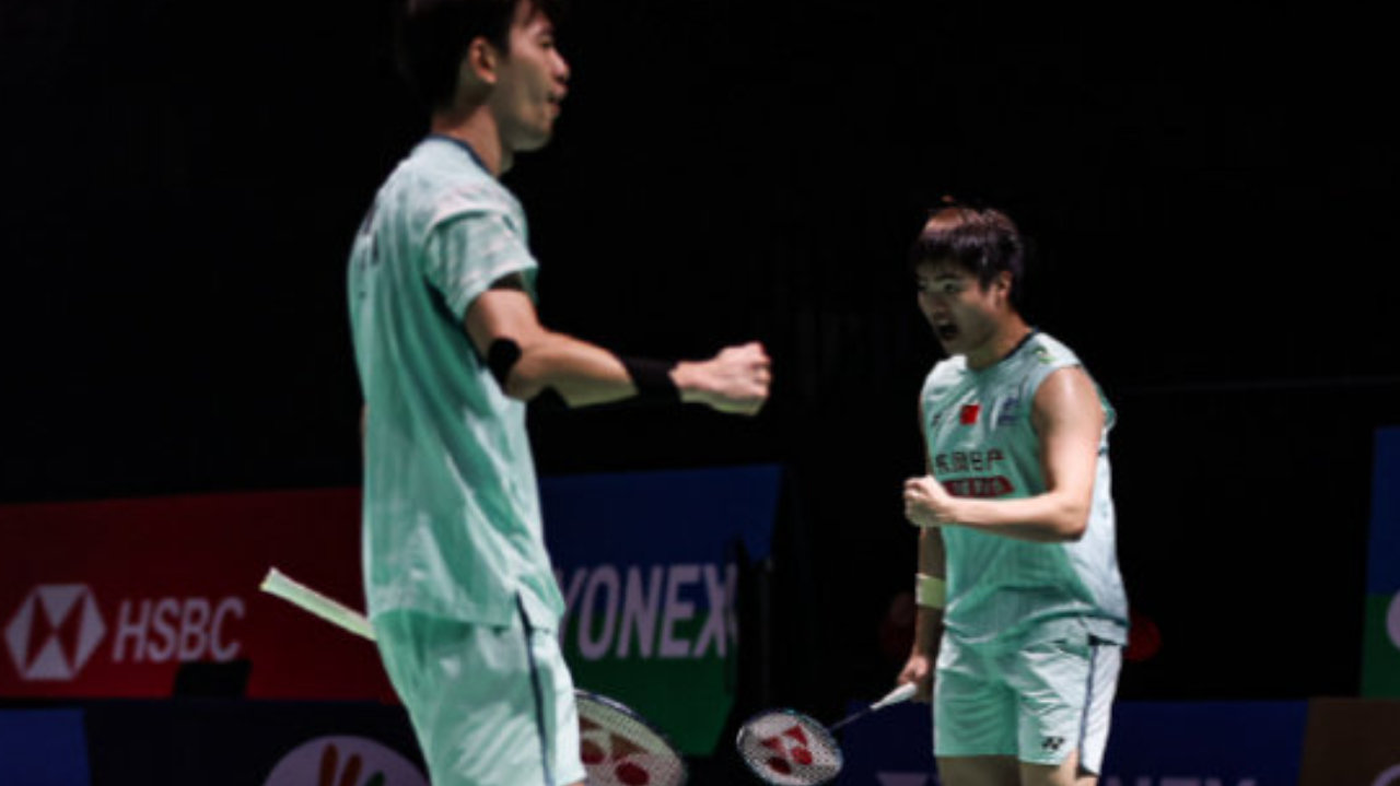 梁伟铿/王昶2-1万炜聪/郑凯文，晋级男双半决赛