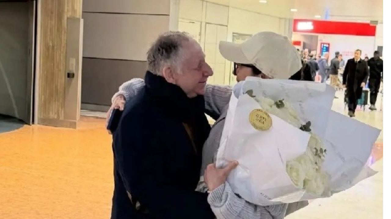 杨紫琼为80岁富商老公庆生，亲自接机献花，又抱又亲超黏糊