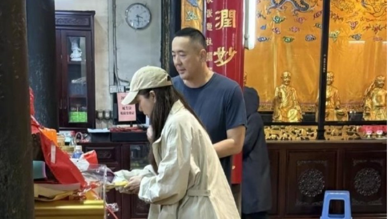 49岁曾黎与男友王子鸣澳门祈福，两人互动自然默契
