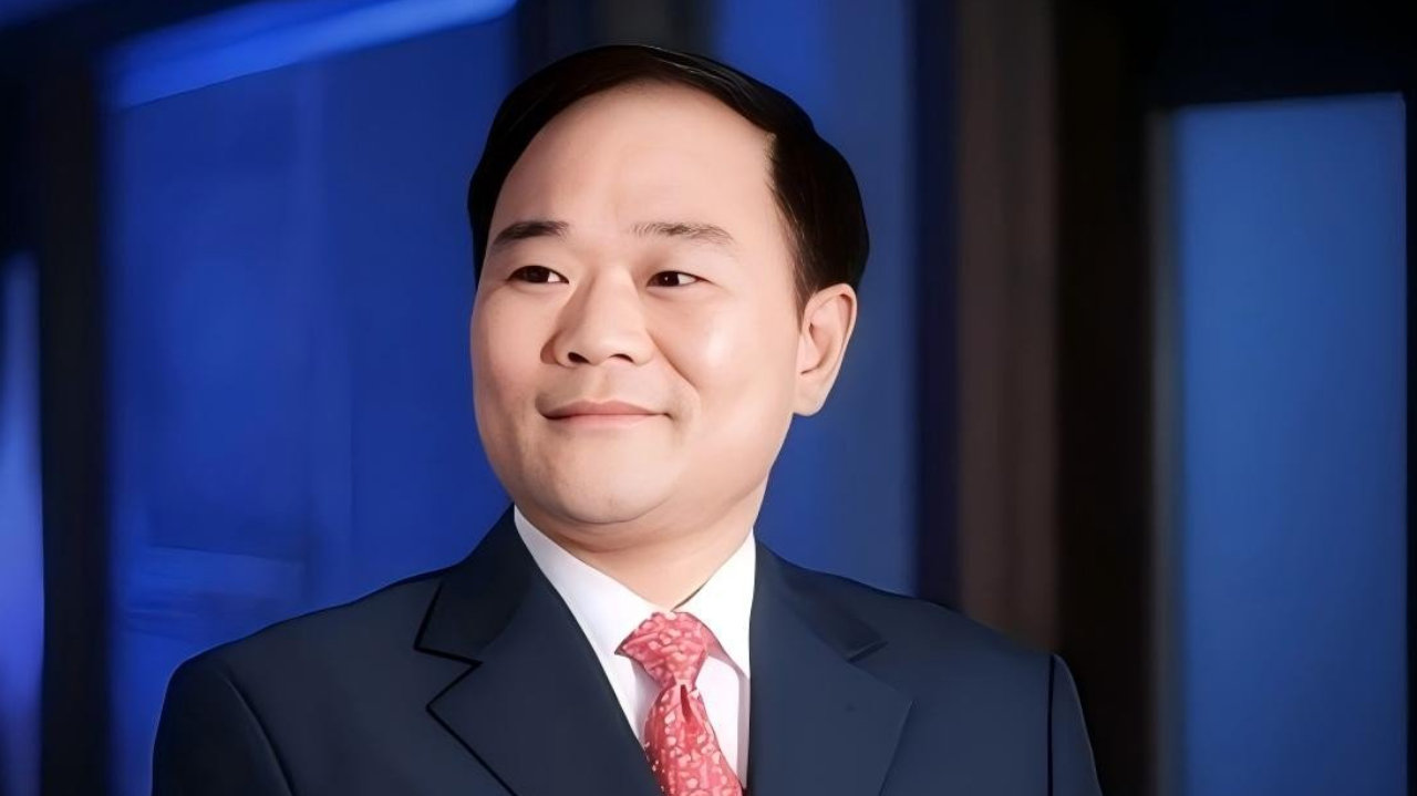 车企巨头变动：李书福卸任，安聪慧接棒