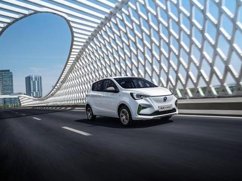 标配10.25英寸双联屏，NEDC续航超300km，6.98万起售这车要火