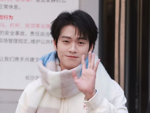 魏大勋现身你好星期六录制现场，白色卫衣搭配白蓝围巾