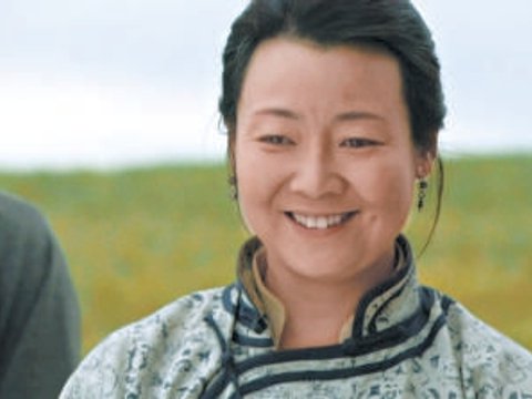 “国民妈妈”萨日娜再登话剧舞台