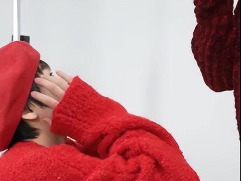 全红婵穿“红色战袍”拍贺岁写真，网友：17岁正是爱美的年纪