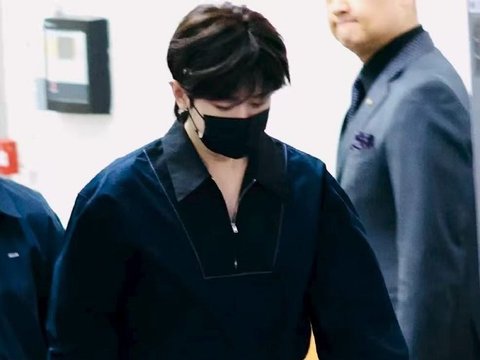 成毅深V拼色衬衫造型亮相，硬帅吸睛