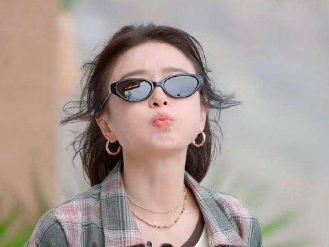 秦岚撒娇扒拉动作引热议，网友直呼顶不住