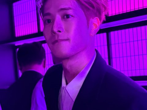 王嘉尔西装敬酒展现儒雅绅士魅力
