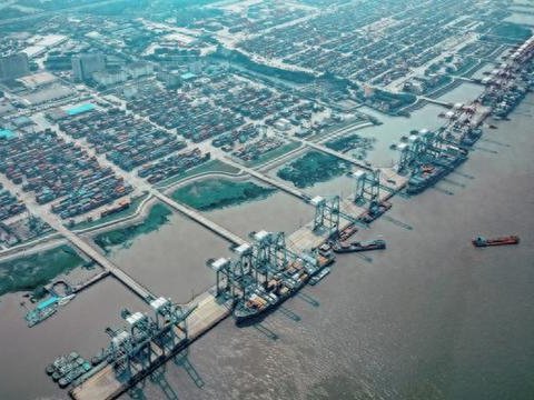 吞吐量大港跃升智慧强港：上海港在航运业“三化”转型中把握弯道超车机遇