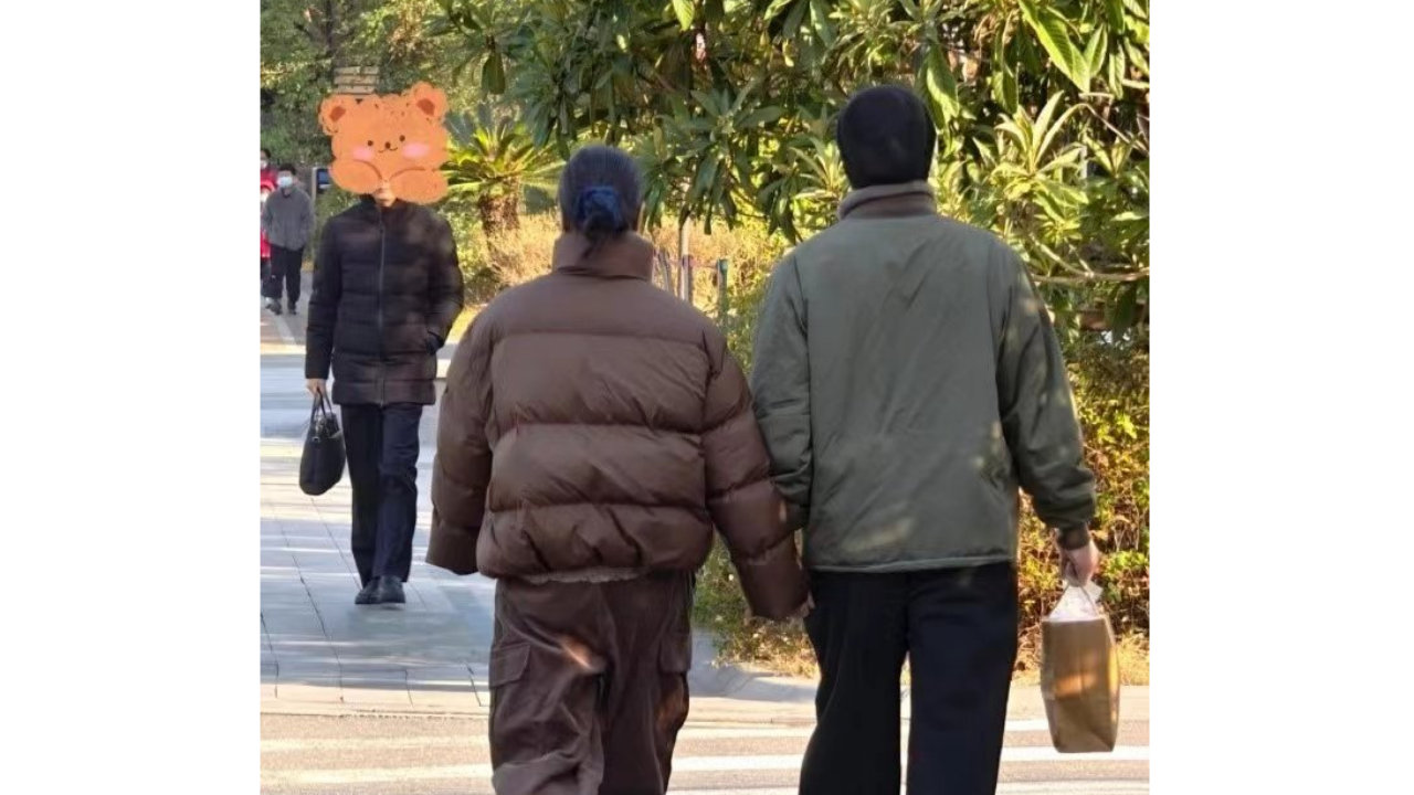 朱丹和周一围牵手散步，患难夫妻很好磕