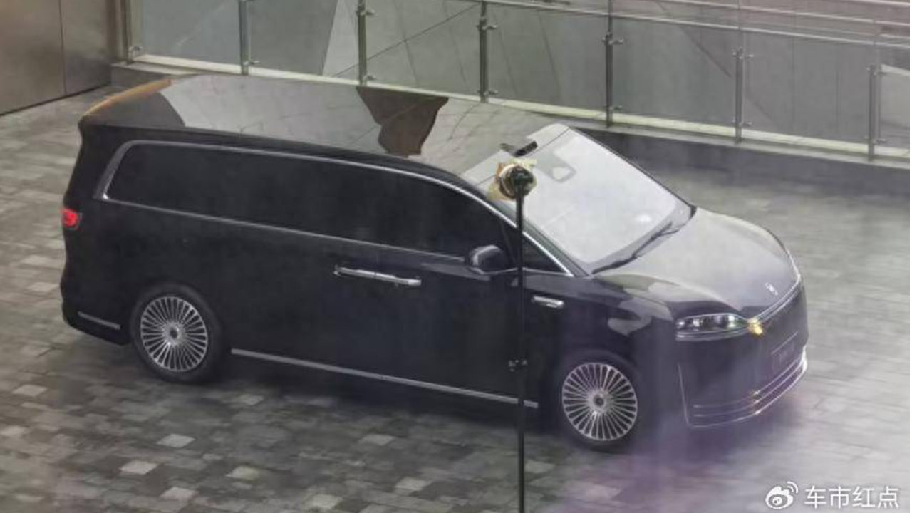 鸿蒙智行首款MPV 智界V9实车曝光