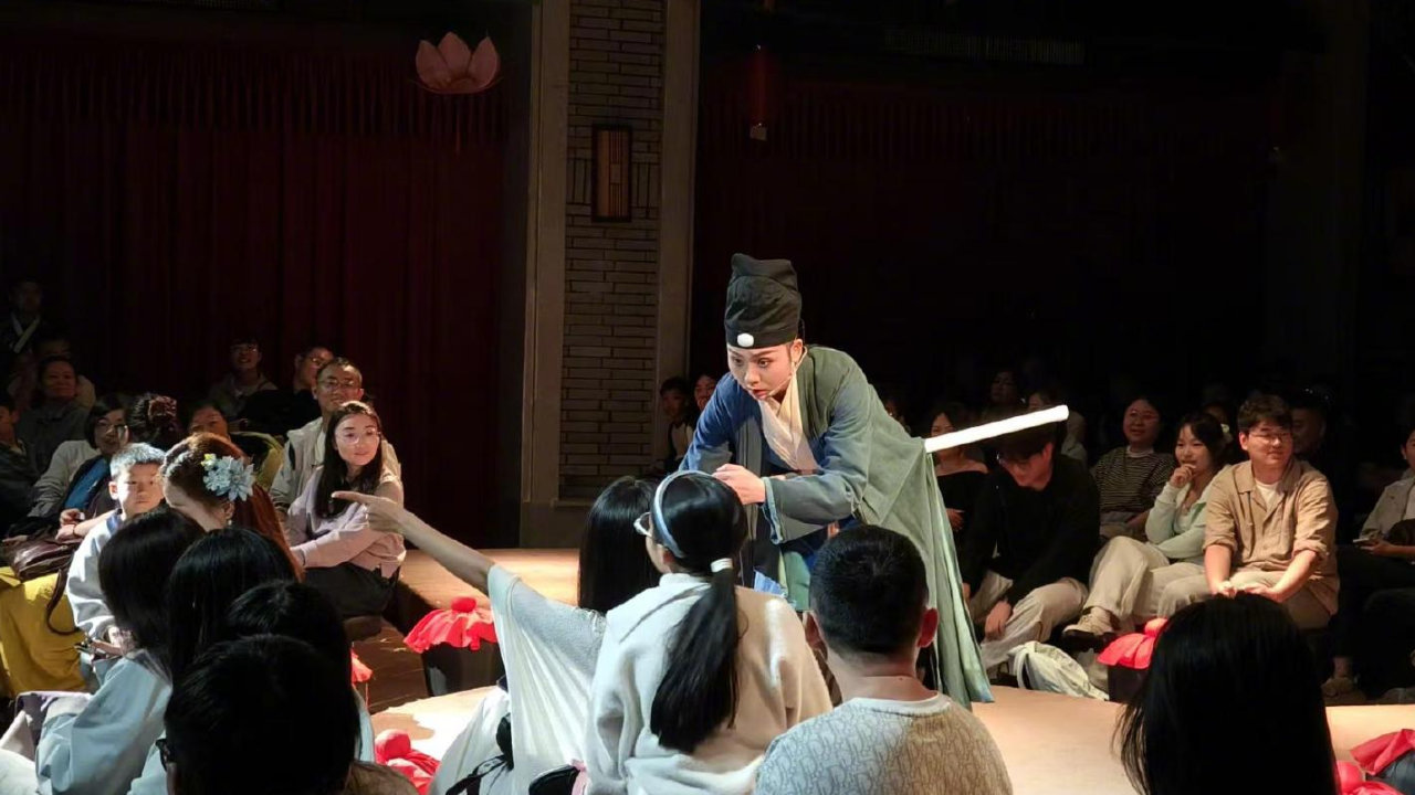 300场爆火出圈,武汉说唱团凭《风声鹤“立”》逆袭演出市场 300场爆火出圈,武汉说唱团凭《风声鹤“立”》逆袭演出市场