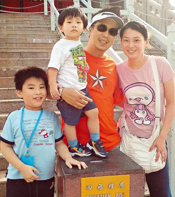 43岁落选港姐再婚嫁给富豪,老公身价10亿,她却在餐厅当收银员 43岁落选港姐再婚嫁给富豪,老公身价10亿,她却在餐厅当收银员