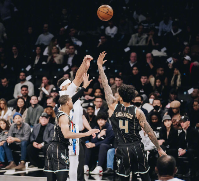 篮网客场逆转雄鹿斩获三连胜