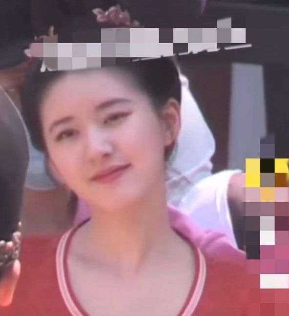 热巴和赵露思同框拍戏,生图五官被路人抓拍,才知圆脸比瓜子脸更上镜休闲区蓝鸢梦想 - Www.slyday.coM 热巴和赵露思同框拍戏,生图五官被路人抓拍,才知圆脸比瓜子脸更上镜休闲区蓝鸢梦想 - Www.slyday.coM