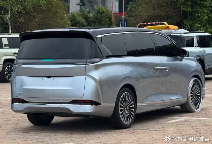2025广州车展极狐全新MPV亮相，超大空间展示技术配置