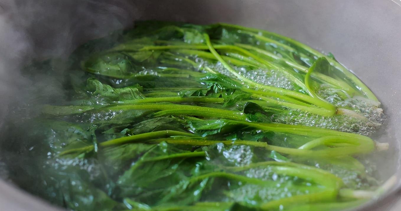 炒菠菜时用不用先焯水试试这做法菠菜美味不涩口