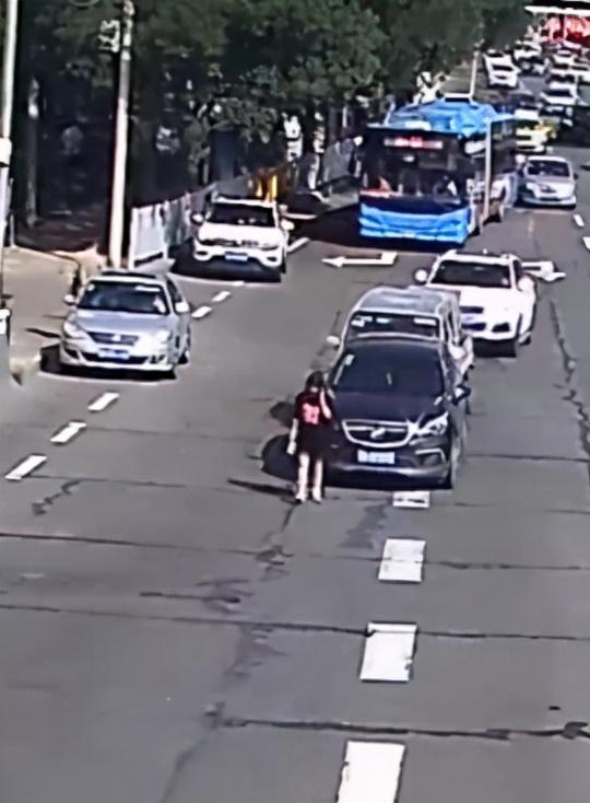 女子打着电话横穿马路致3车追尾,回头看了一眼后玩着手机淡定离开休闲区蓝鸢梦想 - Www.slyday.coM 女子打着电话横穿马路致3车追尾,回头看了一眼后玩着手机淡定离开休闲区蓝鸢梦想 - Www.slyday.coM