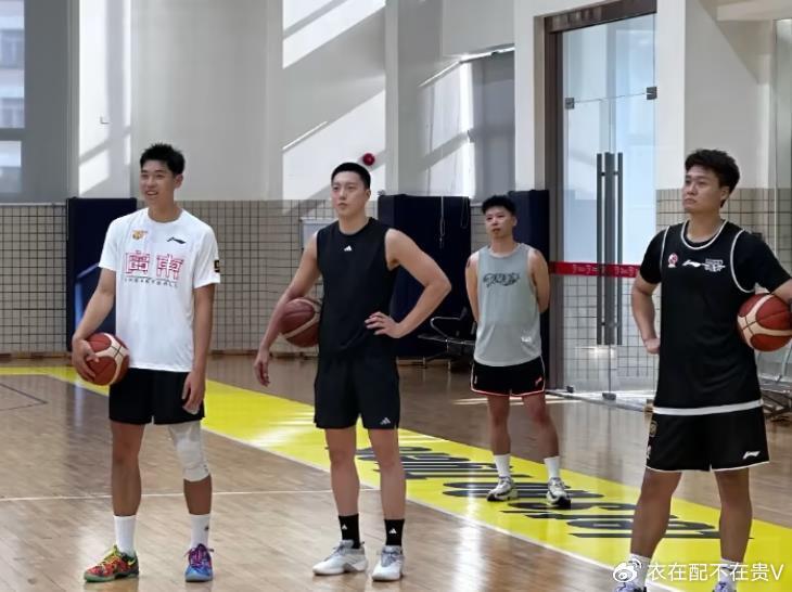 赵睿现身广东宏远训练场，身穿首钢训练服，和胡明轩、崔永熙同框