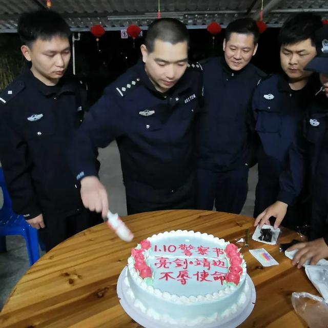 公安抗疫一线休闲区蓝鸢梦想 - Www.slyday.coM 公安抗疫一线休闲区蓝鸢梦想 - Www.slyday.coM