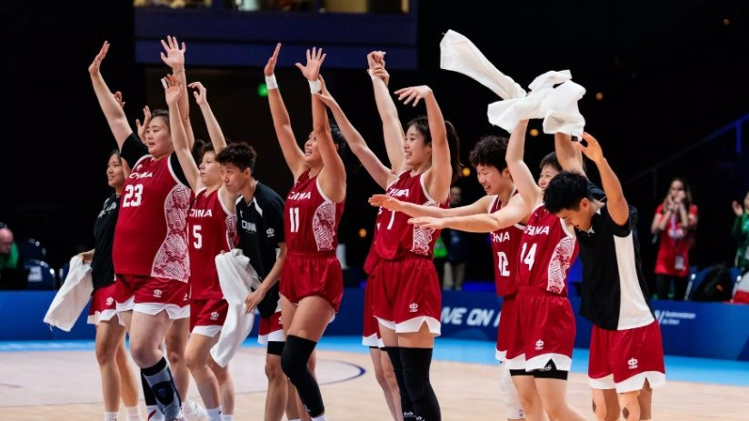 中国女篮12分大胜美国！6战全胜卫冕大运会，全场高唱歌唱祖国