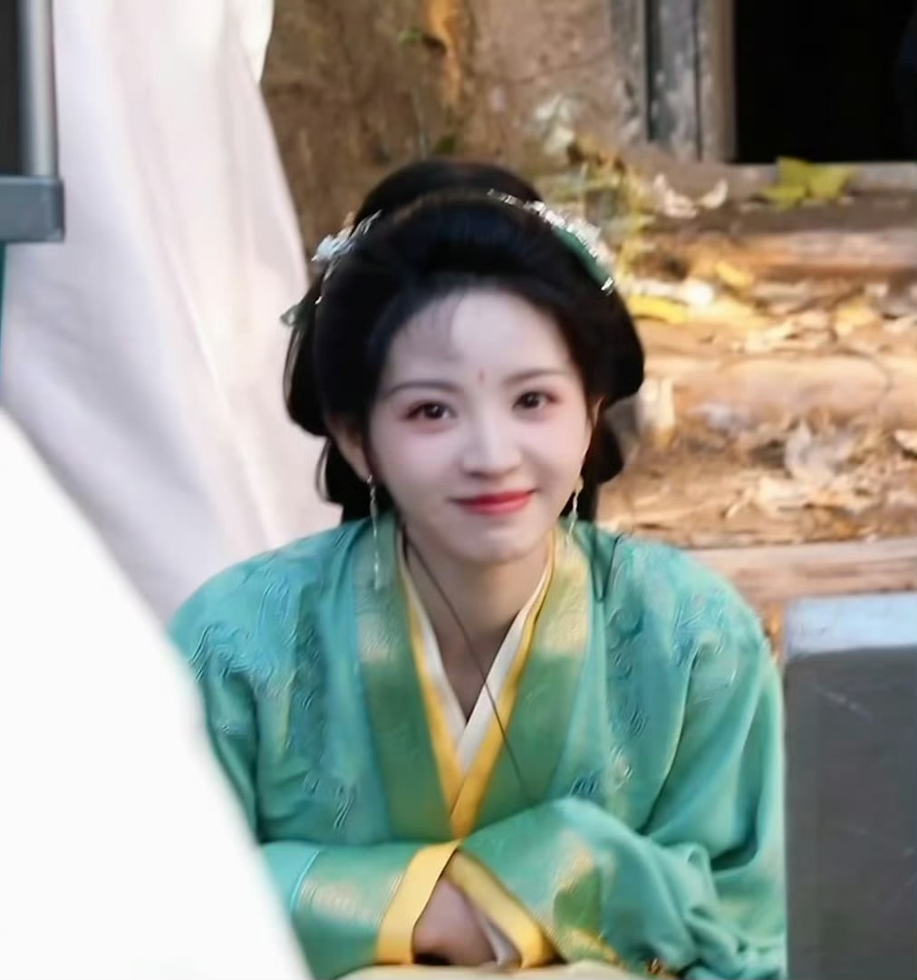 田曦薇立春live图，好乖好灵动的小田，剧组日常多多来