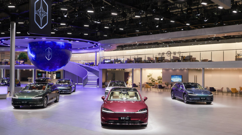 轿旅双子星炸穿豪车市场，享界S9的强势突围全靠“离经叛道”？