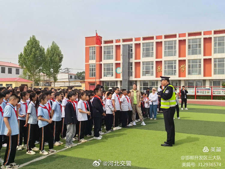 4月22日，邯郸市交巡警支队开发区三大队民警走进辖区小学…