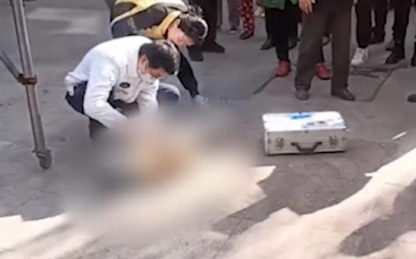 男童被陌生女子抱走后坠亡,要求看监控却被拒,女子疑有精神问题休闲区蓝鸢梦想 - Www.slyday.coM 男童被陌生女子抱走后坠亡,要求看监控却被拒,女子疑有精神问题休闲区蓝鸢梦想 - Www.slyday.coM