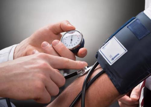 56岁男子血压180110不吃降压药每天吃大蒜降压结果怎样