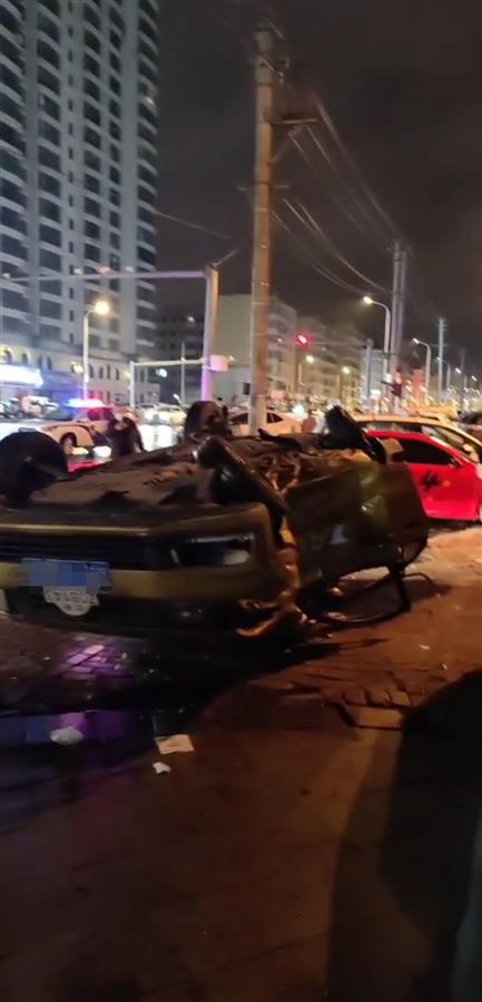 哈尔滨一跑车撞翻出租车致车内两人受伤,