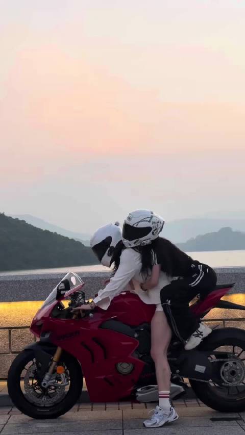 咋这么粘呢我日常溜车 女骑 安全骑行头盔必须戴 摩友的沙雕生活杜卡迪v4
