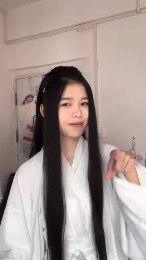 小龙女cos不还原致歉，冷萌脸引热议