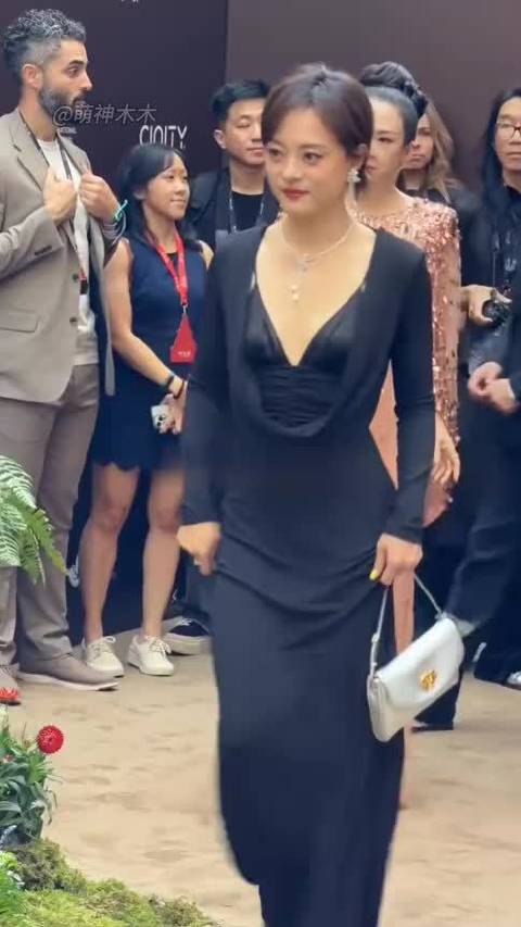 章子怡跟孙俪同框输了！造型老气礼服不合身，对比太直观了！