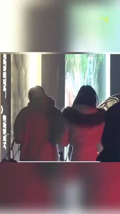 胡彦斌易梦玲挽手逛街，胡彦斌贴心帮女友提包包，女方腰好细！