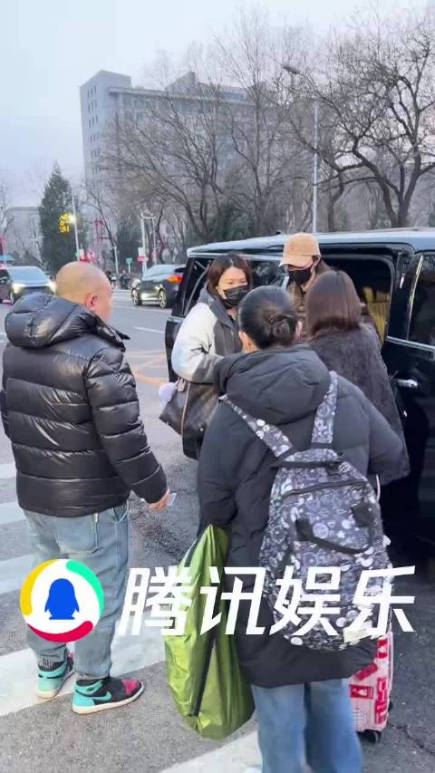 宋轶短款皮草搭配棒球帽亮相央视元宵晚会录制,猜猜路人说什么