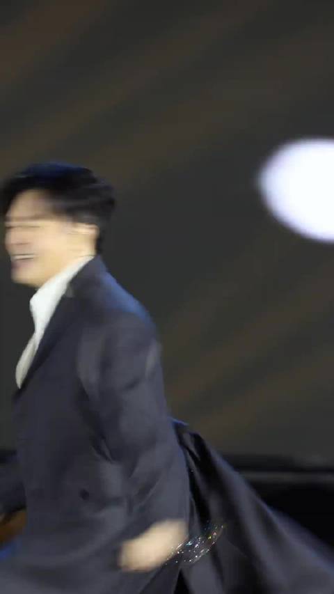 “我那穿过风花雪月的年少，我那驼着岁月的背包”