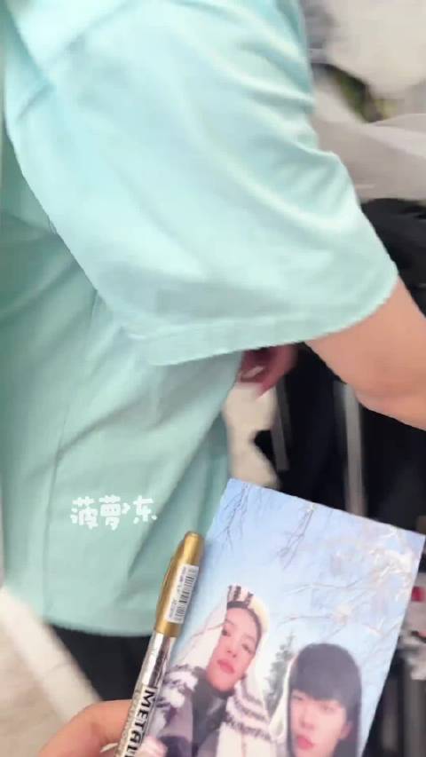 颜夫就这样嘴硬吧 实则嘴角都压不下来 抱着花一直不放手～颜凯就这样幸福吧