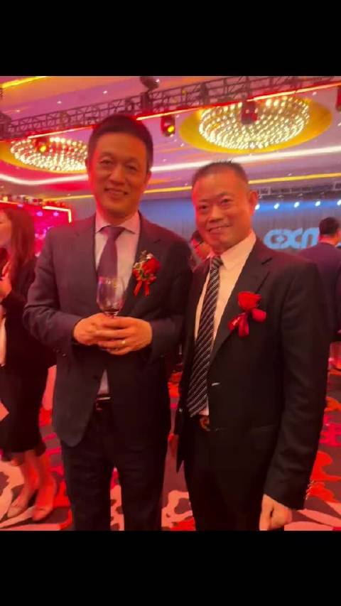 长鑫科技上市答谢晚宴，相逢蔚来创始人李斌先生。产业同仁欢聚一堂，共迎国产存储芯片企业登陆资本市场，笃行致远，共启新程。