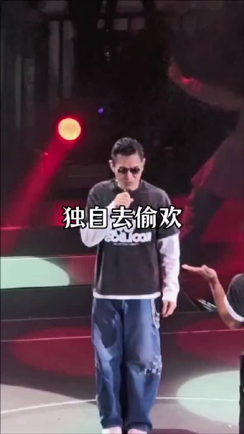 古天乐第二场惊喜嘉宾刘德华来了，两人合唱《独自去偷欢》