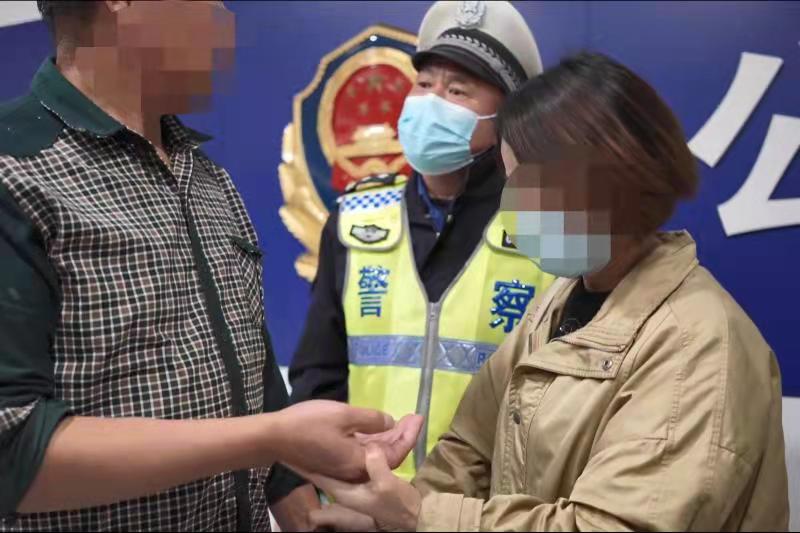 谁能想到,一次交通违法意外帮女子寻回失踪18年的父亲休闲区蓝鸢梦想 - Www.slyday.coM 谁能想到,一次交通违法意外帮女子寻回失踪18年的父亲休闲区蓝鸢梦想 - Www.slyday.coM