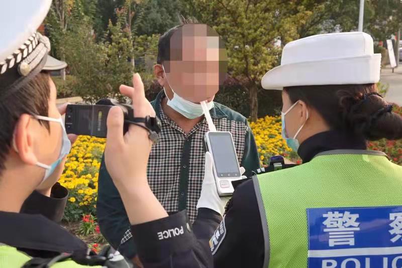 谁能想到,一次交通违法意外帮女子寻回失踪18年的父亲休闲区蓝鸢梦想 - Www.slyday.coM 谁能想到,一次交通违法意外帮女子寻回失踪18年的父亲休闲区蓝鸢梦想 - Www.slyday.coM