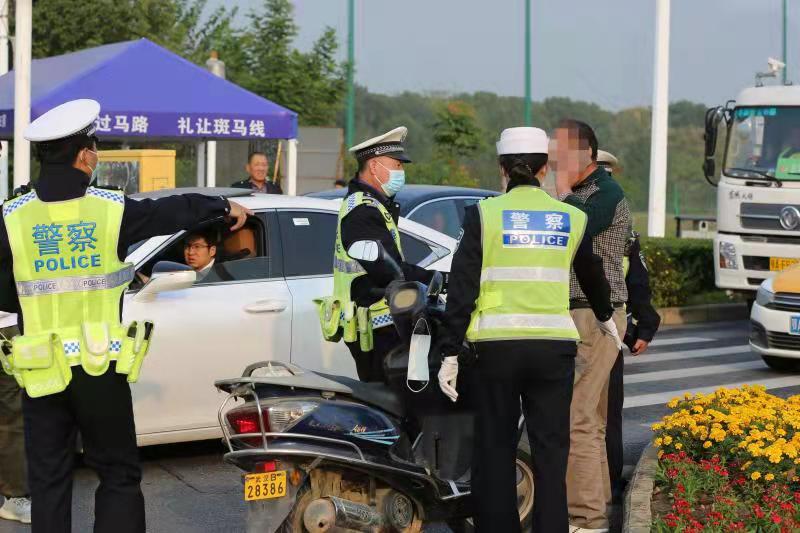 谁能想到,一次交通违法意外帮女子寻回失踪18年的父亲休闲区蓝鸢梦想 - Www.slyday.coM 谁能想到,一次交通违法意外帮女子寻回失踪18年的父亲休闲区蓝鸢梦想 - Www.slyday.coM