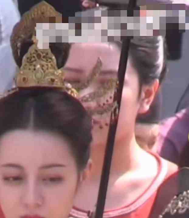 热巴和赵露思同框拍戏,生图五官被路人抓拍,才知圆脸比瓜子脸更上镜休闲区蓝鸢梦想 - Www.slyday.coM 热巴和赵露思同框拍戏,生图五官被路人抓拍,才知圆脸比瓜子脸更上镜休闲区蓝鸢梦想 - Www.slyday.coM