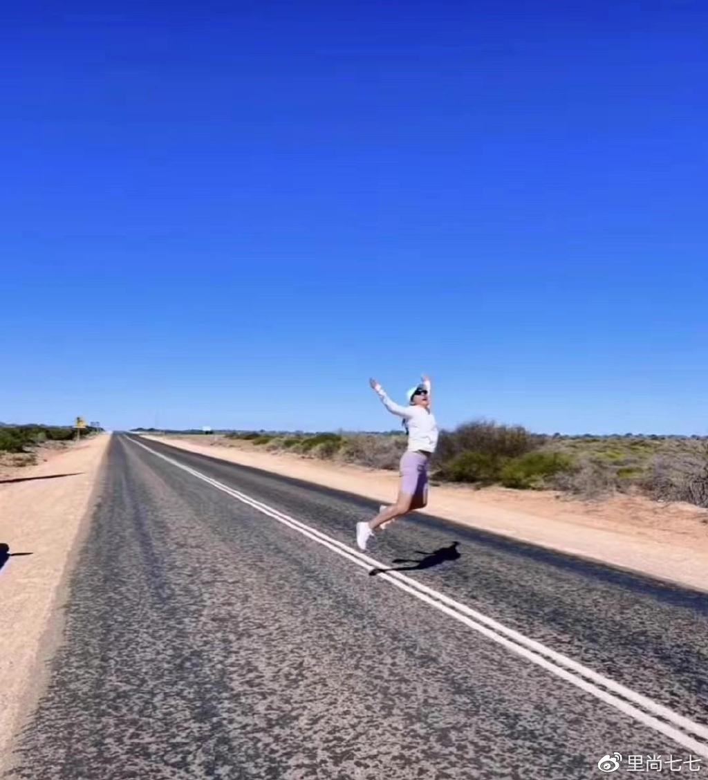 田震在澳洲玩嗨了,穿短裤肌肉身材还像小姑娘,开20万车很接地气