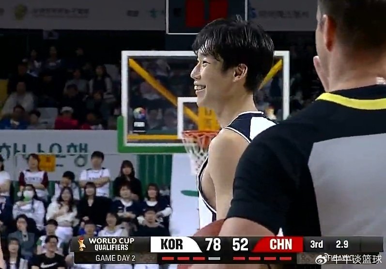 巨大争议！韩国队员夹“胡金秋胳臂”骗犯规后偷笑 杜锋难忍吐槽