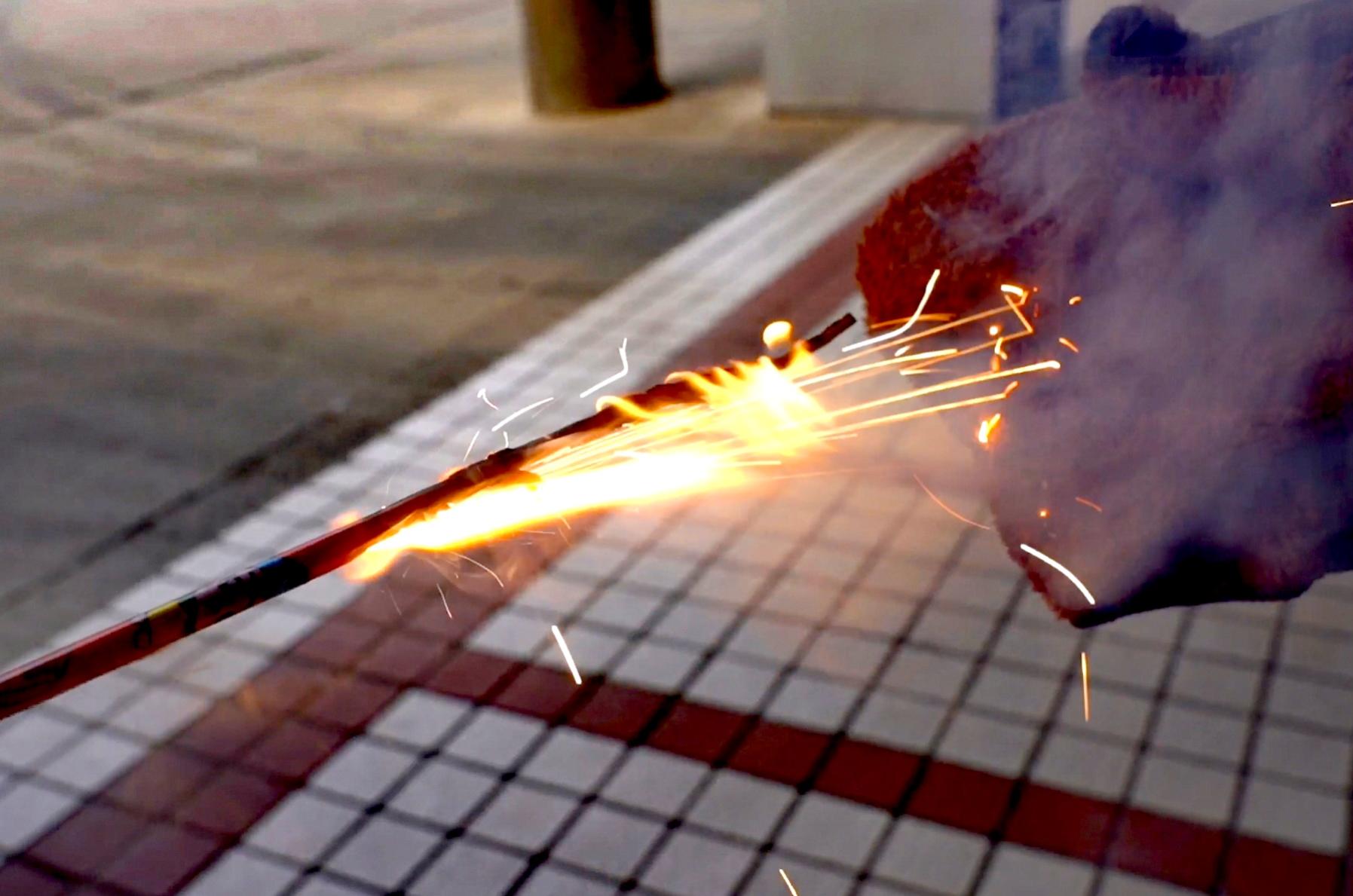 元宵节别玩“仙女棒”等冷烟花!郑州消防提醒“绚烂有危险,高温易灼伤!”休闲区蓝鸢梦想 - Www.slyday.coM 元宵节别玩“仙女棒”等冷烟花!郑州消防提醒“绚烂有危险,高温易灼伤!”休闲区蓝鸢梦想 - Www.slyday.coM